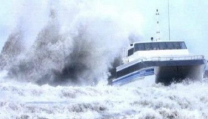 Foto. Tinggi Gelombang 3 Meter, ASDP Kupang Hentikan Jalur Penyebrangan.