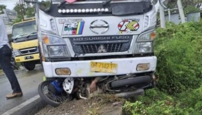 Foto. Bus dan Sepeda Motor Saling 'Berciuman' di Jalan Timor Raya, 1 Meninggal.