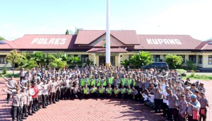 Foto. Jelang Serah Terima Jabatan, Kapolres Kupang, Gelar Foto Bareng Bersama Anggotanya dan Berpantun.