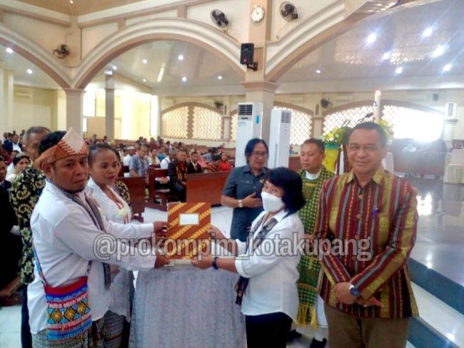 Foto. Pemerintah Kota Kupang Nikahkan 20 Pasutri di Gereja Sta. Maria Assumpta.