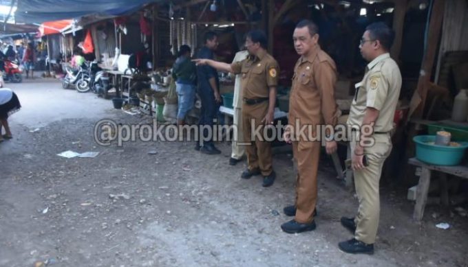 Foto. Penjabat Wali Kota Kupang, George M. Hadjoh, SH, minta agar dinas terkait untuk segera memperbaiki jalan dan drainase dalam Pasar Oeba saat musim panas.