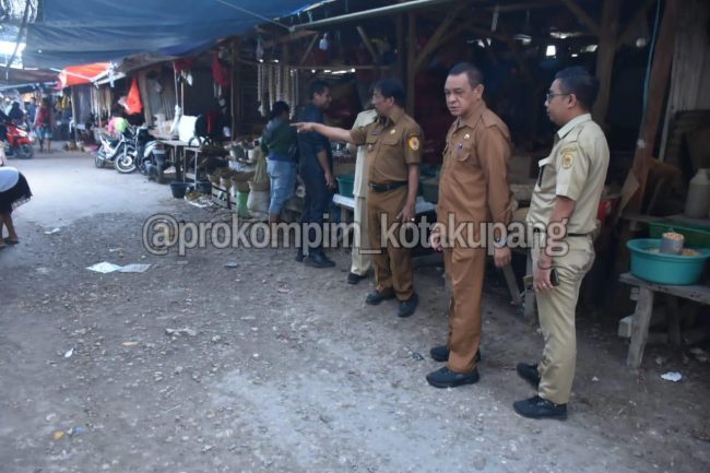Foto. Penjabat Wali Kota Kupang, George M. Hadjoh, SH, minta agar dinas terkait untuk segera memperbaiki jalan dan drainase dalam Pasar Oeba saat musim panas.