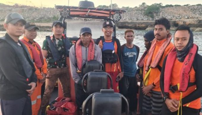 Foto. Kapal Bocor di Perairan Selat Rote, 4 Warga Namosain Berhasil di Evakuasi.