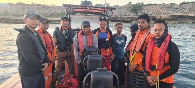 Foto. Kapal Bocor di Perairan Selat Rote, 4 Warga Namosain Berhasil di Evakuasi.