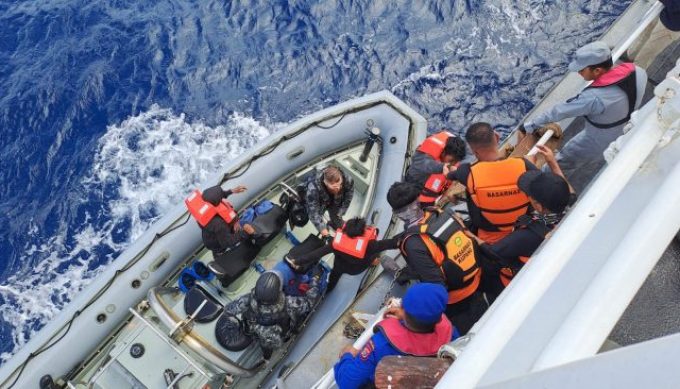 Foto. Terdampar di Perbatasan Australia, 12 Nelayan Asal Pulau Rote Berhasil Dievakuasi Tim SAR.