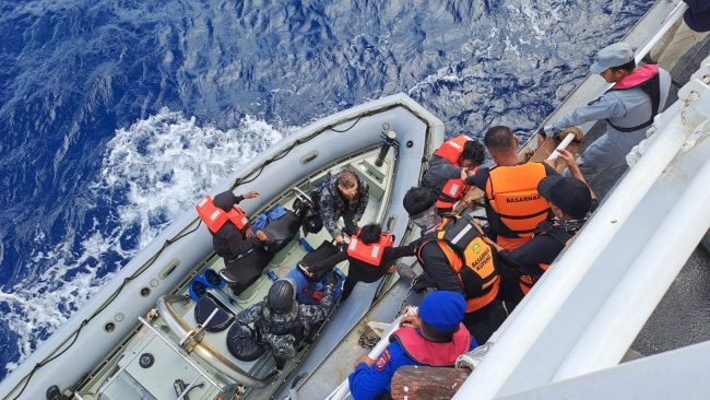 Foto. Terdampar di Perbatasan Australia, 12 Nelayan Asal Pulau Rote Berhasil Dievakuasi Tim  SAR.
