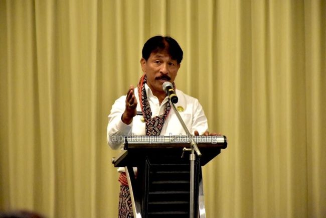 Foto. Penjabat Wali Kota Kupang, George M. Hadjoh, SH, mengajak semua pihak untuk terlibat dalam upaya menuntaskan persoalan kawasan kumuh yang masih ada di Kota Kupang. 