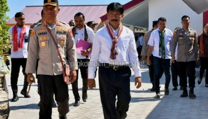 Foto. Foto. Pj. Wali Kota Kupang, George M. Hadjoh dan Kapolresta Kombes Polisi Rishian Krisna Budhiaswanto Tinjau SD Negeri Tenau yang di Segel Warga.