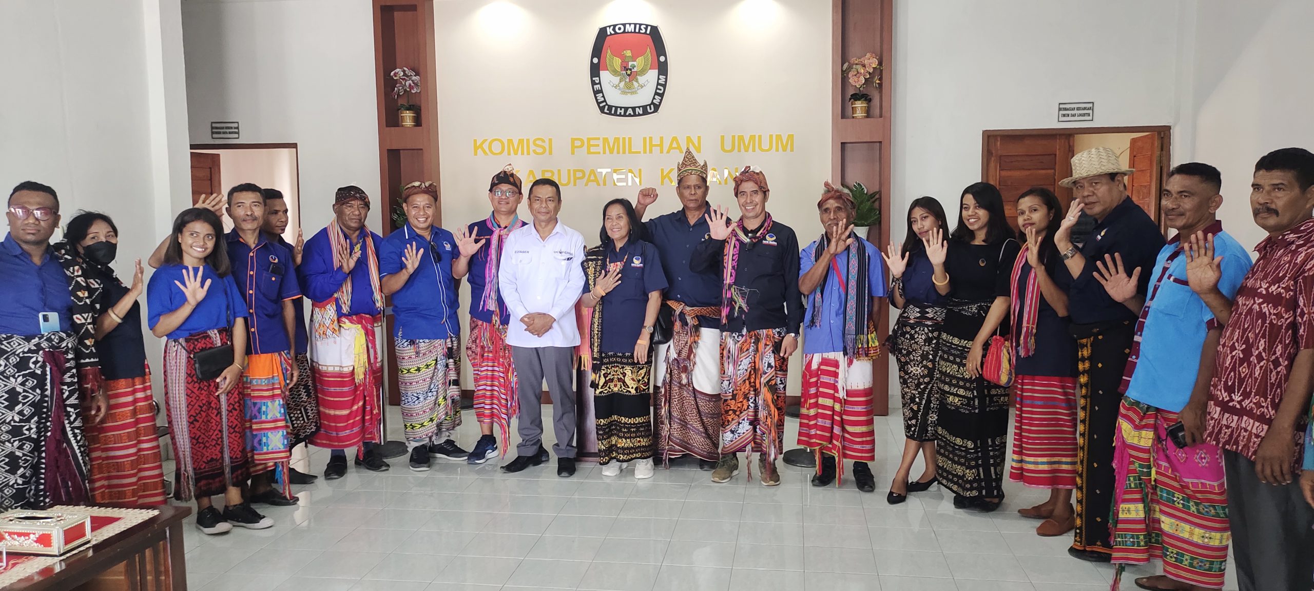 Foto. Kompak Kader Partai NasDem Resmi Daftarkan 35 Bacaleg ke KPUD Kabupaten Kupang.