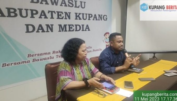 Foto. Didampingi Kordiv PHL Maria Yulita Sarina, Ketua Bawaslu Marthoni Reo menyampaikan: Bawaslu Kabupaten Kupang Temukan Ribuan Data Pemilih Tidak Memenuhi Syarat.