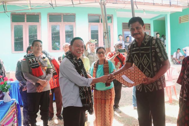 Foto. Pemerintah Kabupaten Kupang Serahkan 54 Sertifikat Bagi Warga Translok Desa Pantulan.