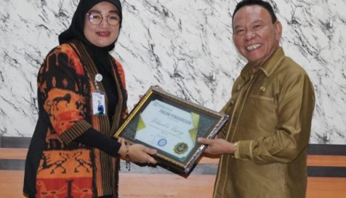 Foto. Bupati Kupang, Korinus Masneno menerima piagam UHC dari Deputi Direksi BPJS Wilayah Bali Nusra, Elfaneti pada Selasa (30/5/2023) bertempat di Kantor Bupati Kupang. 