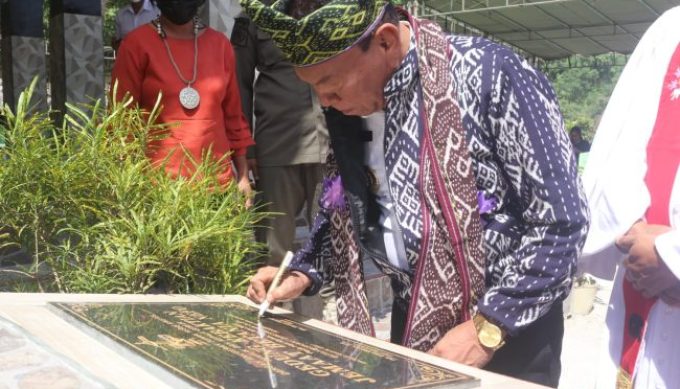 Foto. Bupati Kupang, Korinus Masneno Resmikan Gedung Gereja Betania Nefo Tunbaun.