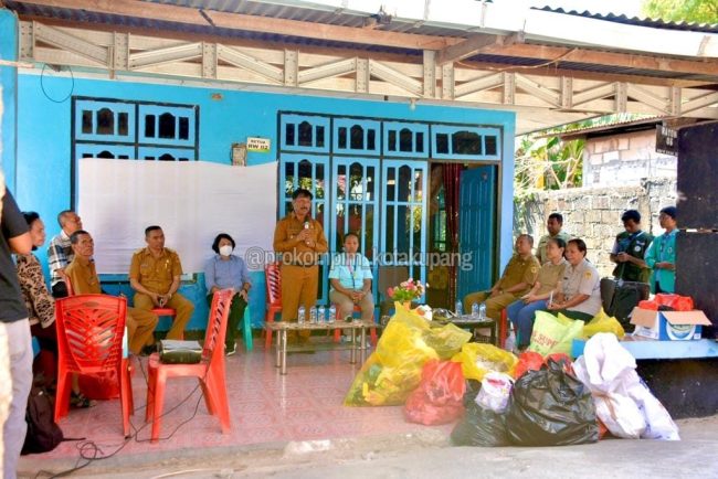 Foto. Foto. Penjabat Wali Kota Kupang, George M. Hadjoh, SH Ajak Warga Kendalikan Sampah Mulai Dari Rumah.