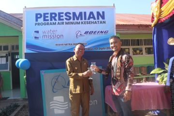 Foto. Bupati Kupang, Korinus Masneno resmikan fasilitas air bersih Desa Kuimasi. 
