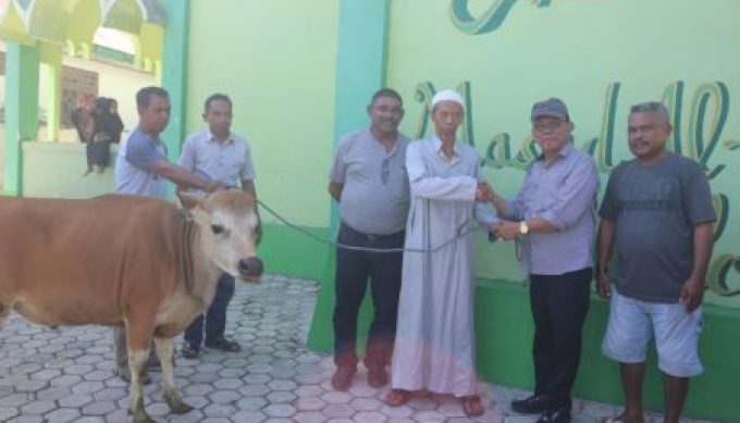 Foto. Idul Adha 1444 H: Bupati Kupang Serahkan Hewan Kurban di 2 Masjid.