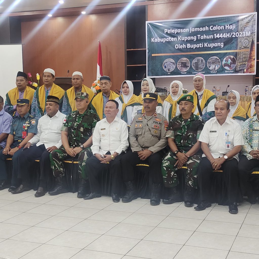 Foto. Bupati Kupang, Korinus Masneno Resmi Lepas 12 Calon Jemaah Haji.