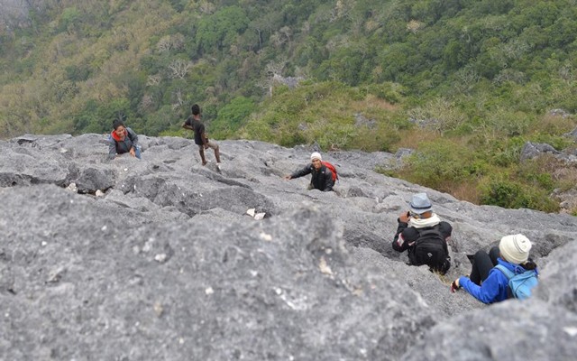 Foto. Tampak pecinta tracking Indonesia mencoba menaklukan puncak gunung Fatuleu.