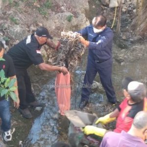 Wujudkan Kota Kupang Bersih, Penjabat Wali Kota dan ASN Gotong Royong Pungut Sampah
