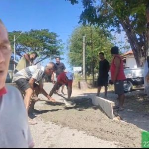 15 Tahun Tak Kunjung Diperbaiki Pemkot, Warga Kayu Putih Swadaya Perbaiki Jalan Manafe