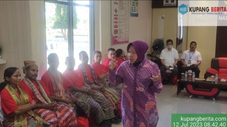 Foto. Menteri Sosial Tri Rismaharini Kunjungi 22 Korban TTPO di Kabupaten Kupang.