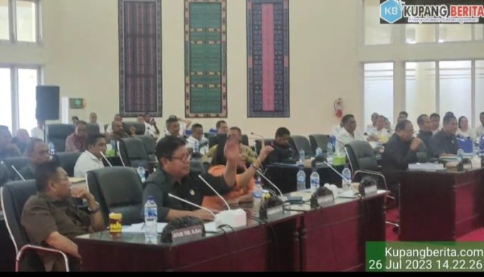 Sidang Jawaban Pemerintah Atas Pemandangan Umum Fraksi DPRD Kabupaten Kupang Ricuh