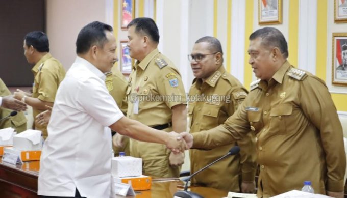 Foto. Foto. Penjabat Wali Kota Kupang, Fahrensy P. Funay, Temui Sejumlah Petinggi di Kemendagri.