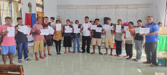 Foto. Tim Lais Manekat, menyerahkan data Adminduk kepada masyarakat di Semau Selatan.