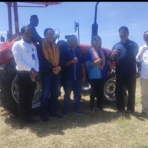 Julie S. Laiskodat Peduli Pertanian: Bantu 1 Unit Traktor di Kabupaten Kupang
