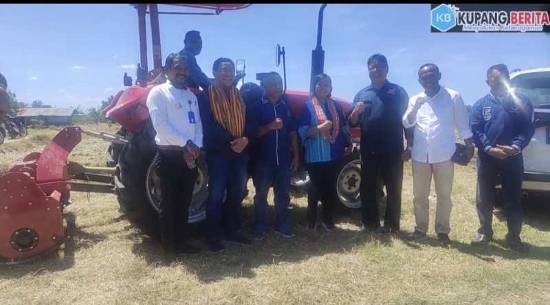 Foto. Julie S. Laiskodat Peduli Pertanian: Bantu 1 Unit Traktor di Kabupaten Kupang.