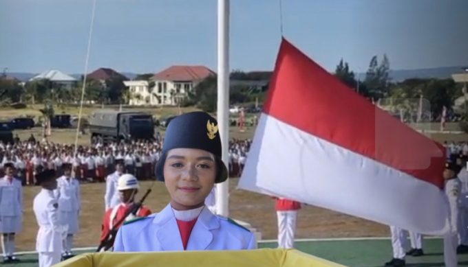 Foto. Sosok Dehana K. Radja, Pembawa Baki Bendera Upacara HUT RI ke-78, di Kantor Bupati Kupang.