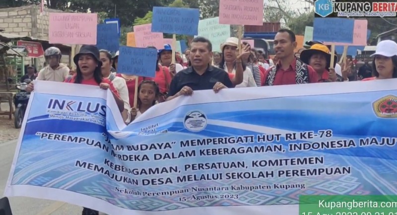 Foto. Sambut HUT RI Ke-78, Sekolah Perempuan Kabupaten Kupang Gelar Jalan Budaya.