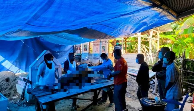 Foto. Diduga Meninggal Tidak Wajar, Polres Kupang Otopsi Jasad Markus Tae.