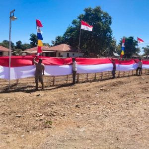 Sambut HUT RI ke-78: Polsek Amfoang Timur Bentang Bendera Merah Putih Sepanjang 100 Meter