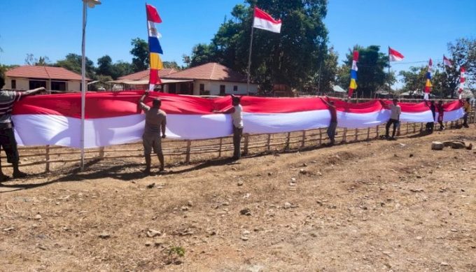 Foto. Sambut HUT RI ke-78: Polsek Amfoang Timur Bentang Bendera Merah Putih Sepanjang 100 Meter.