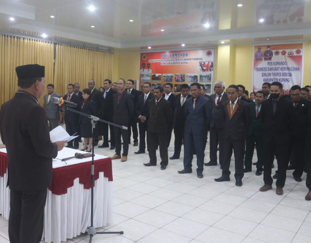 Foto. Bupati Kupang, Korinus Masneno, Lantik dan Kukuhkan 75 Pejabat di Lingkup Pemerintah Kabupaten Kupang.