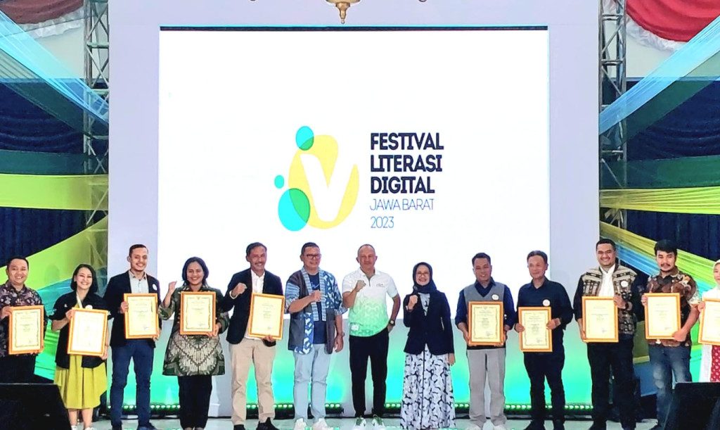 Foto. Luar Biasa, Diskominfo Kota Kupang Raih Penghargaan Event Festival Literasi Digital.