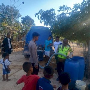 El Nino Mulai Berdampak di Kabupaten Kupang, Kapolsek Kupang Barat Bagi Air Bersih