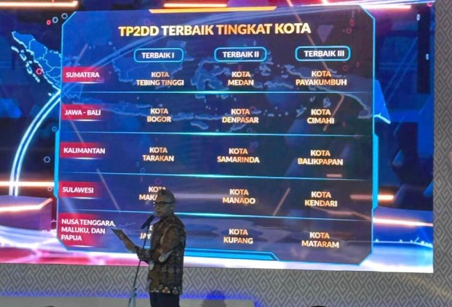 Foto. Pemerintah Kota Kupang meraih penghargaan kota terbaik kedua dalam kategori Tim Percepatan dan Perluasan Digitalisasi Daerah (TP2DD) 2023 untuk wilayah Nusa Tenggara, Maluku dan Papua.