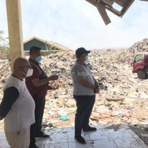 Pj. Wali Kota Kupang Turun Langsung Tangani Kebakaran di TPA Alak