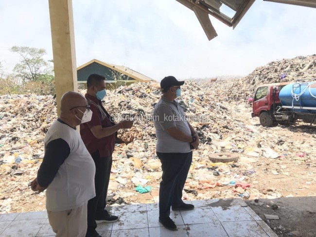 Foto. Pj. Wali Kota Kupang Turun Langsung Tangani Kebakaran di TPA Alak.