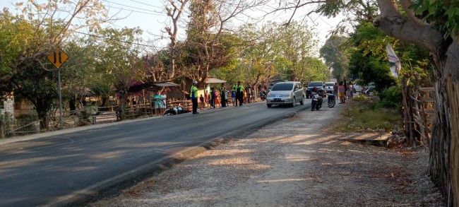 Foto. 2 Warga Asal TTS Meninggal usai Sepeda Motor Hantam Dump Truk di Jalan Timor Raya.