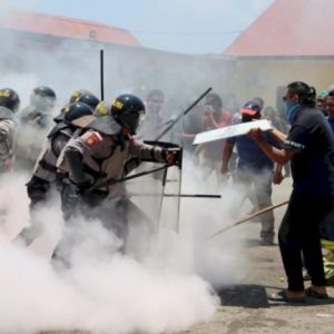 Polres Kupang Berhasil Pukul Mundur Ratusan Masa Pendemo di Kantor KPU