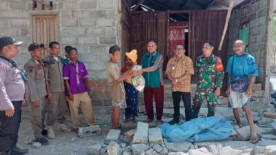 Foto. Peduli Korban Gempa, Kepala Desa di Kupang Salurkan Bantuan Pangan.