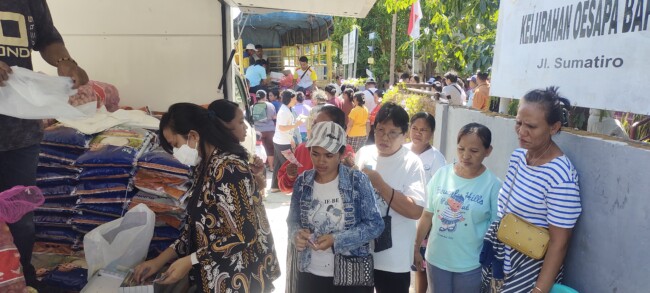 Foto. Membludak, Warga Oesapa Barat Serbu Pasar Murah Bersubsidi.