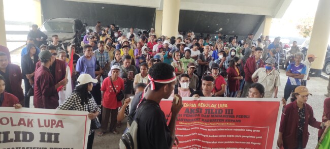 Foto. Korban Badai Seroja Geruduk Gedung DPRD Kabupaten Kupang, Simak Tuntutan Mereka.