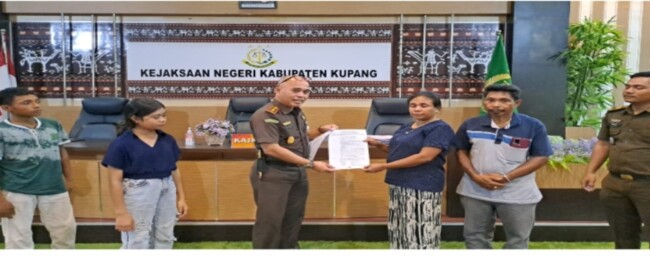 Foto. Kejari Kabupaten Kupang Selesaikan 1 Kasus Penganiayaan Secara Restorative Justice.