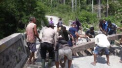 Personil Polsek Amfoang Utara Bersama Warga Swadaya Perbaiki Jembatan Poti