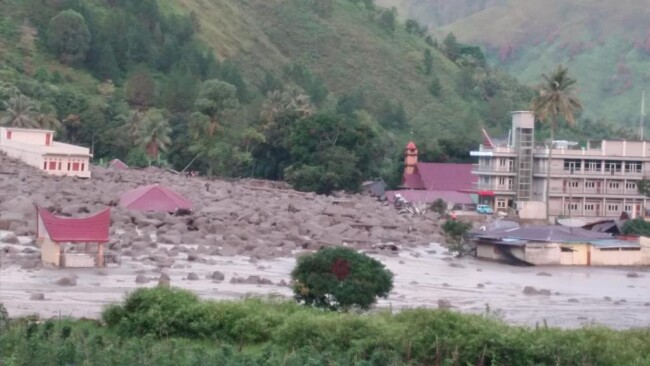 Foto. UPDATE: Banjir Bandang Humbang Hasundutan, Satu Warga Ditemukan Meninggal Dunia.