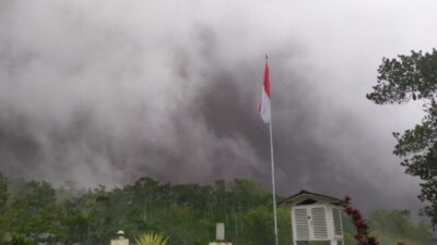 Foto. Gunung Merapi Muntahkan APG, Hujan Air Disertai Abu Vulkanik Terjadi di Boyolali dan Magelang.